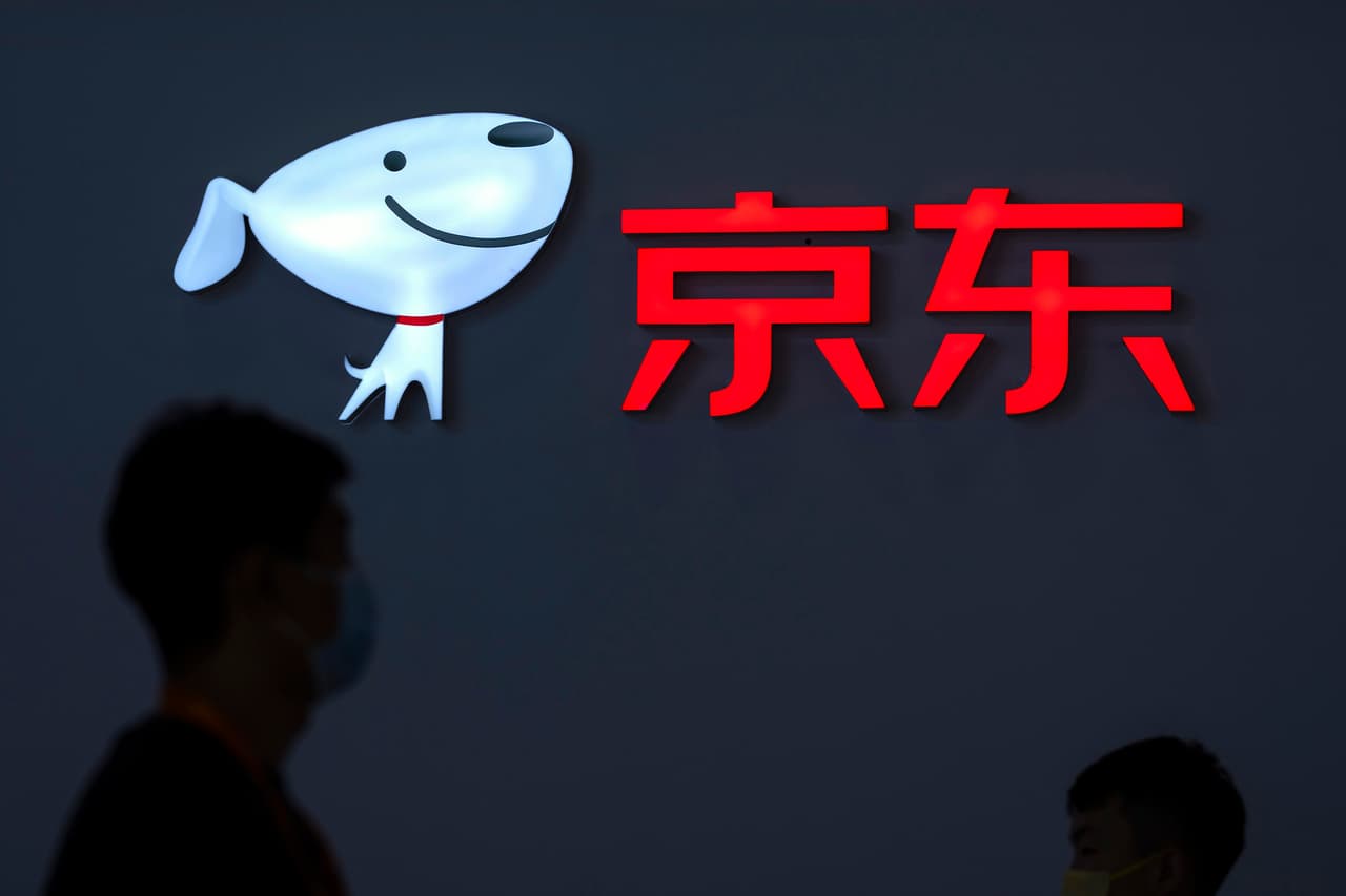 <b>Puesto 10. JD.com</b>
<br>
<br>Aumento del valor de la marca de 2020 a 2021: 75%. 
<br>
<br>Valor de la marca en 2021: 44,516 millones de dólares.
<br>
<br>Valor de la marca en 2020: 25,490 millones de dólares.
<br>
<br>Industria: venta minorista.
<br>
<br>JD.com es la tienda en línea más grande de China y la mayor empresa de Internet de ese país por ingresos.
<br>
<br>La lista Kantar BrandZ Top 100 
<a href="https://www.kantar.com/campaigns/brandz/global"><u>determina el valor de las principales marcas del mundo</u></a>. Es el resultado de un estudio que analiza las finanzas de las corporaciones y se concentra solamente en los datos que corresponden a cada marca específicamente. 
<br>