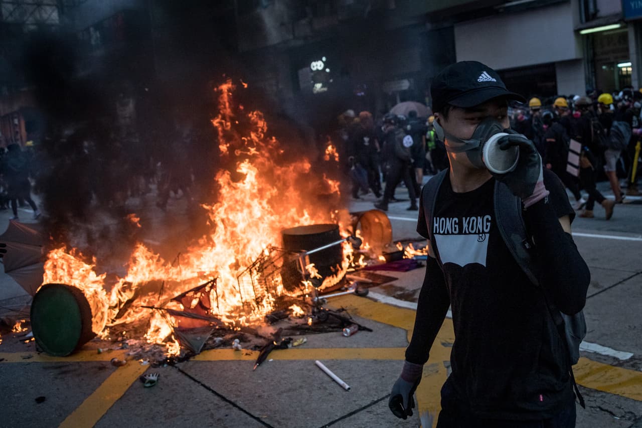 Un manifestante prodemocrático frente a una barricada en llamas en Wan Chai el 1 de octubre de 2019 en Hong Kong, China.