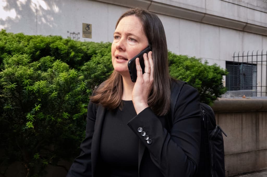 Un juez federal declara ilegal el despido de la exfiscal Maurene Comey por parte del gobierno de Trump