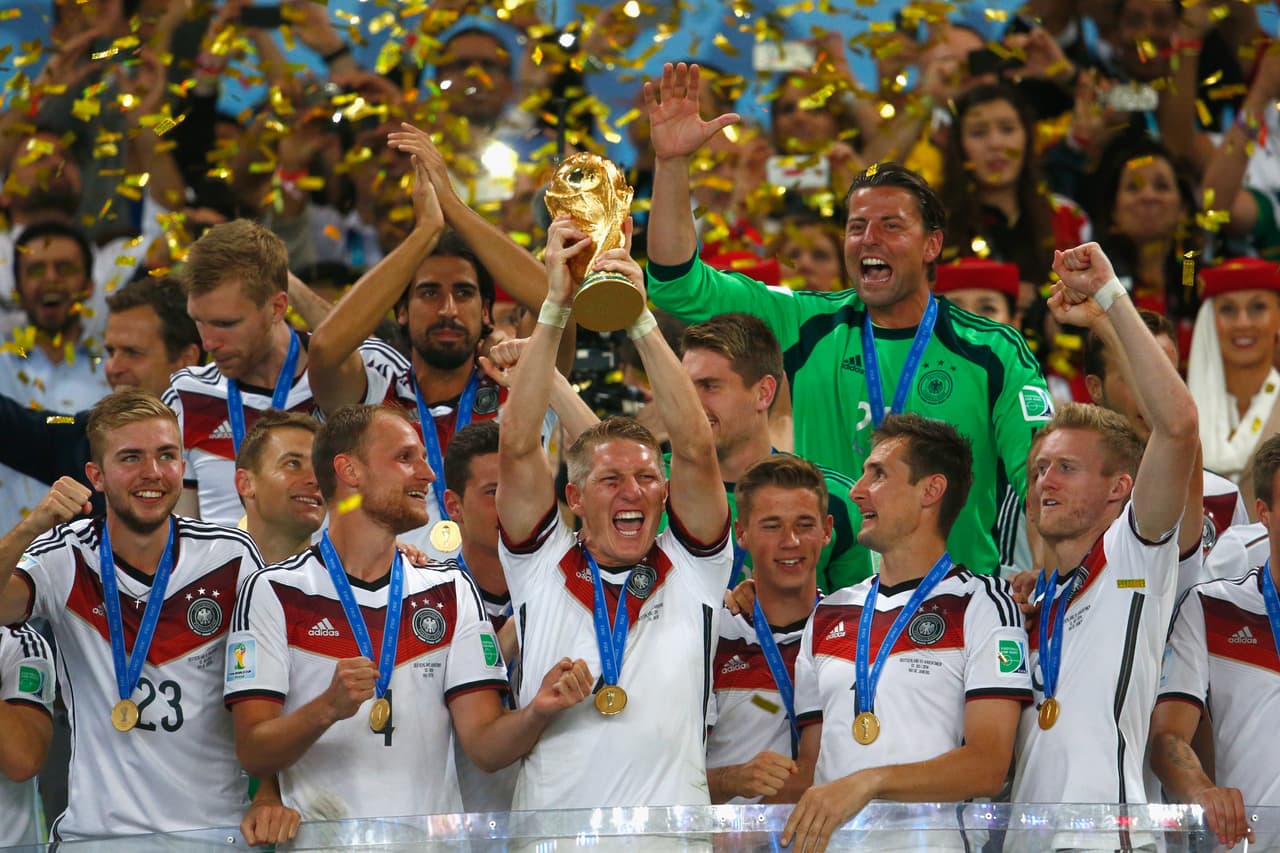 A nivel Selección, disputó tres Mundiales, de los cuales ganó el de Brasil 2014, y cuatro Eurocopas.