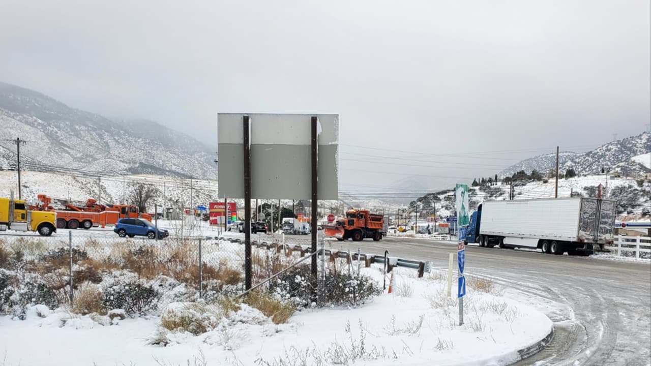 Por el momento, el tránsito sobre la interestatal 5 en el
<b>sector de Grapvine y Fort Tejon </b>se mantiene abierto hacia el norte, pero de todos modos los automovilistas están siendo escoltados por patrulleros del CHP.
<b><a href="https://twitter.com/CaltransDist6" target="_blank">Para saber más del estado de la autopista 5, sigue este enlace. </a></b>