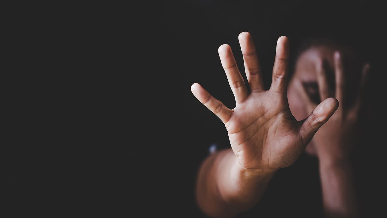 <b>Asesoría legal</b> para víctimas de violencia familiar
<br>- Para asesoría legal en español puedes llamar al: (800) 782-6400
<br>- Family Lawyers Assistance Project (FLAP): 602-506-7948
<br>- Community Legal Services: 602-258-3434.
<br>
<br>Si se trata de una emergencia
<b>llama de inmediato al 911.</b>