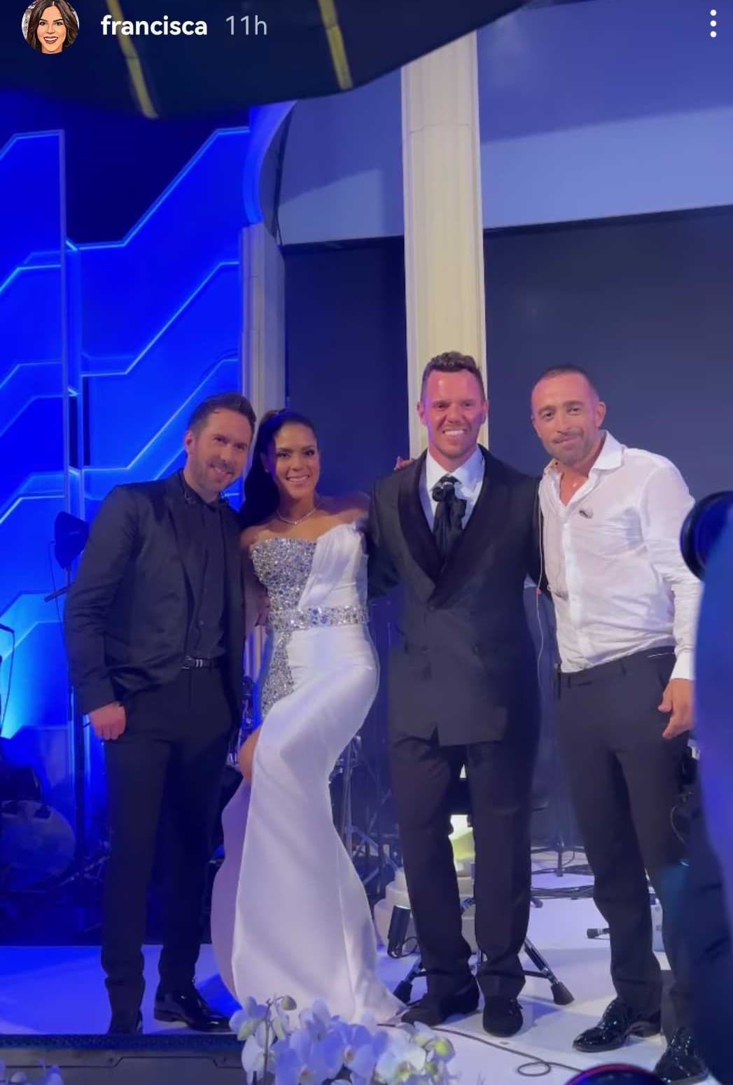 Este vestido apostó por un estilo moderno de cola larga y una brillante minifalda bordada con pedrería, detalle que también brilló en el corset.