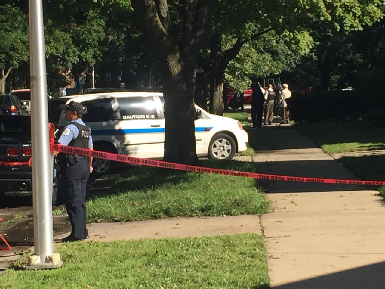 Alrededor de 150 bomberos trataron de apagar este incendio de tres alarmas por varias horas. Al lugar llegaron 10 ambulancias.