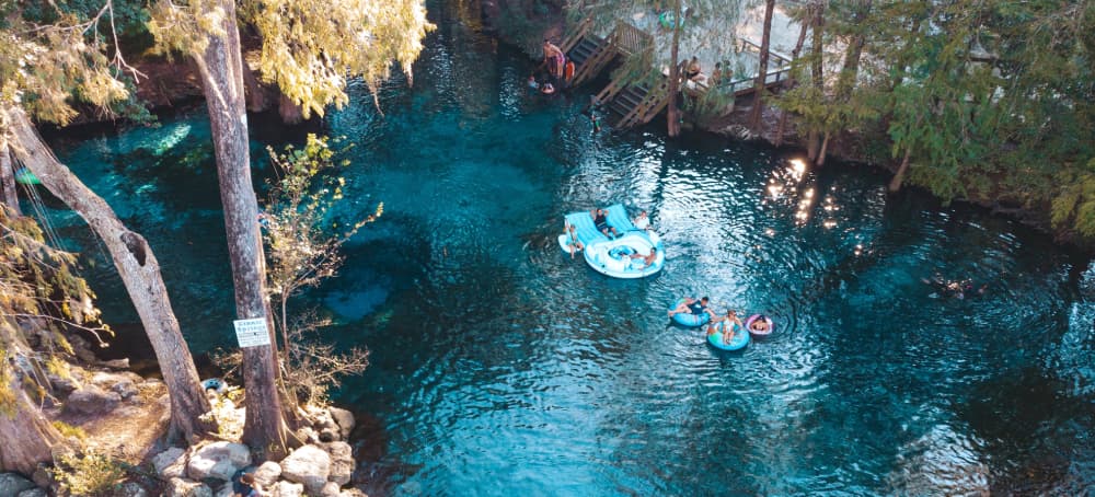 <a href="https://ginniespringsoutdoors.com/">Ginnie Springs</a>:
<a href="https://www.timeout.com/miami/travel/natural-springs-near-miami" target="_blank">de acuerdo con TimeOut</a>, siete manantiales naturales surgen entre estas 200 hectáreas de bosque, donde encontrará pequeños lugares para nadar a la sombra de árboles centenarios y lugares de acampada francamente pintorescos.