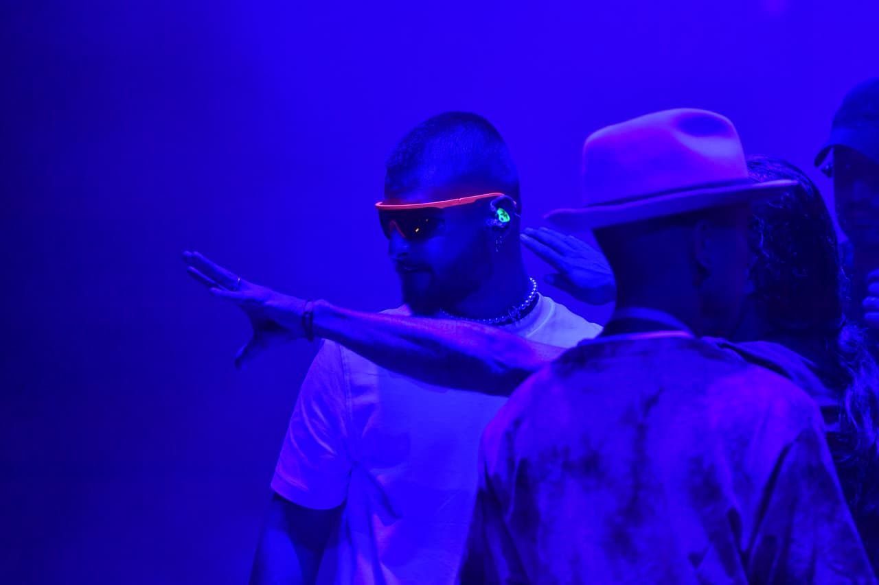 "No han salido al mercado, pero le envió uno de los primeros ejemplares de su nueva línea que sacó para la marca Police", compartió el estilista.