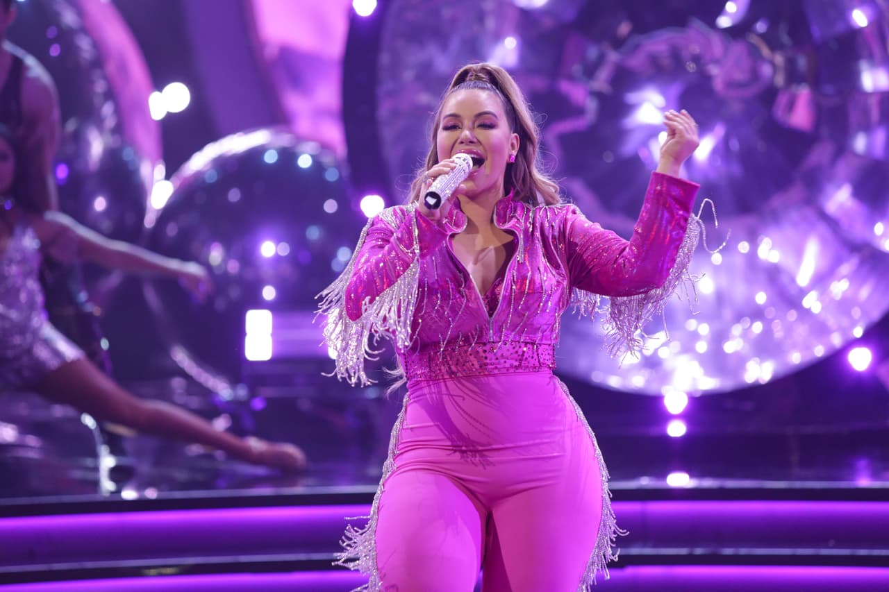 Enfundada en este traje de color rosa, una de sus tonalidades favoritas, la hija de Jenni Rivera se adueñó del escenario.