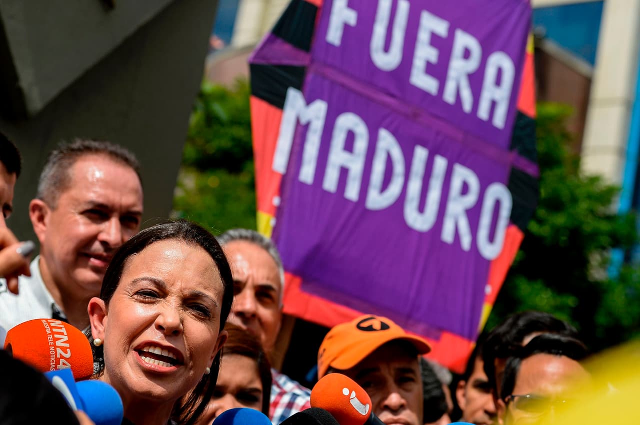 La oposición venezolana desafía por primera vez a Nicolás Maduro a las puertas del palacio presidencial