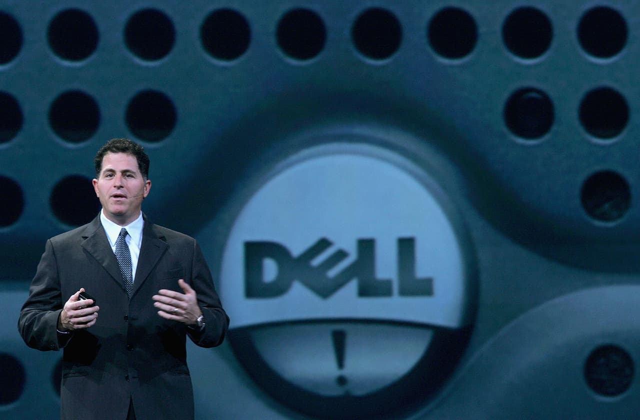 <h3 class="cms-H3-H3">2. Dell</h3>
<br>
<br>Michael Dell, de 57 años, es otro empresario que inició su compañía tras abandonar la universidad. Comenzó a construir computadoras en su garaje en 1984, con un presupuesto de 1,000 dólares y cuando tenía 19 años. A los 21, la compañía que lleva su apellido facturaba 85 millones de dólares al año. 
<br>
<br>Dell Technologies, con sede en Round Rock, Texas, 
<b>tiene un capital de mercado de 35,935 millones de dólares</b> y más de 155,000 empleados en todo el mundo.
<br>
<br>