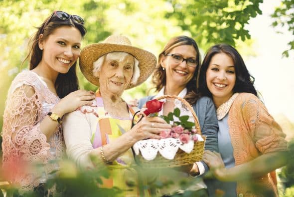 “Camarón que se duerme, se lo lleva la corriente”, prometen las abuelas. ¿Qué significa este dicho? Que para conseguir lo que añoramos, ¡debemos ponernos en acción! Y tu 'abue', ¿qué refranes usa para darte sus consejos?