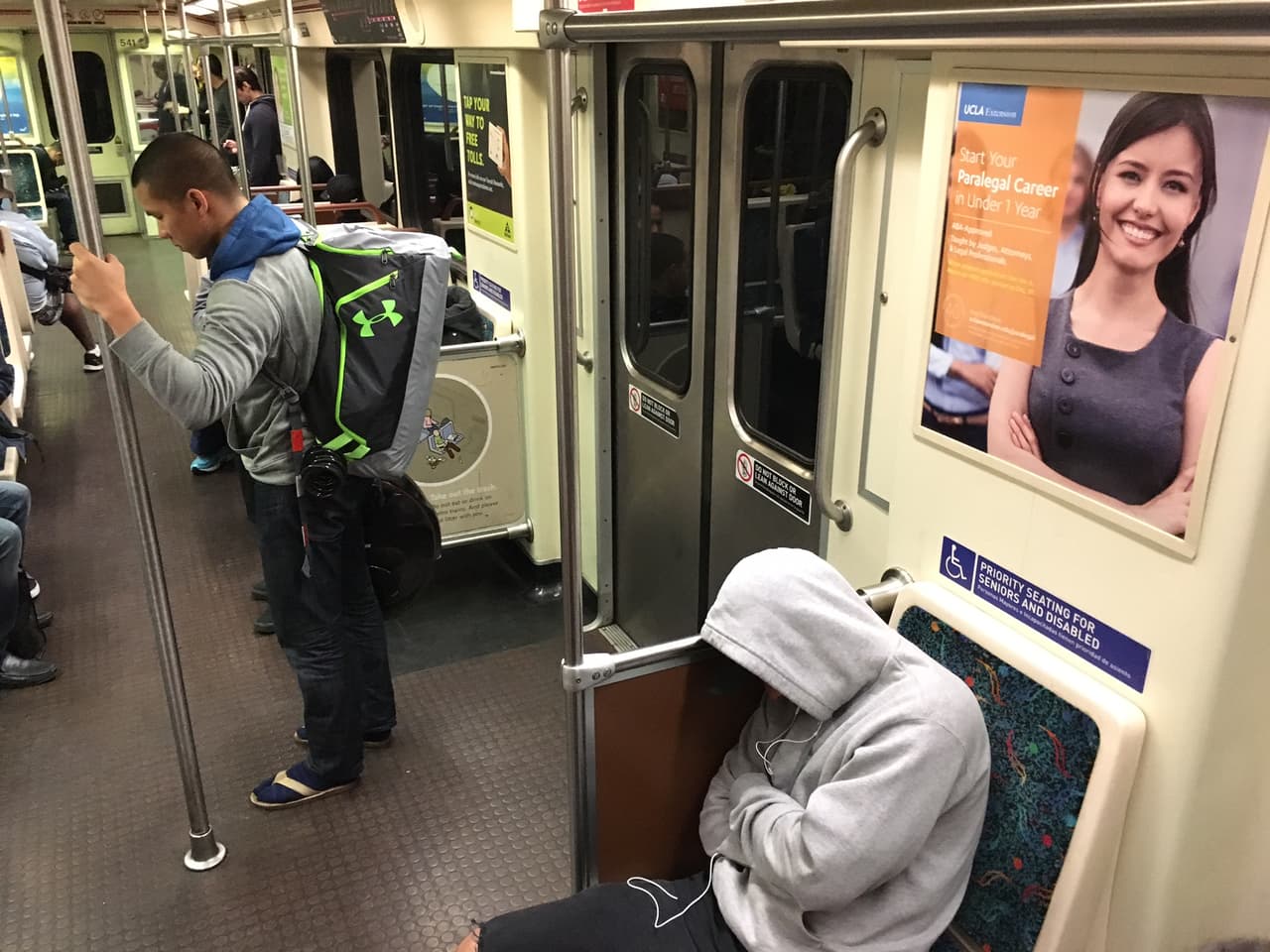 Un día normal, así fue para muchos pasajeros del metro angelino.
