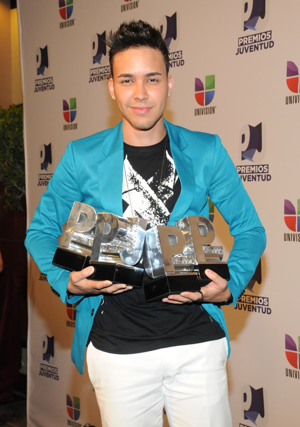 A sus 18 participó en el programa 
<b>Sábado Gigante</b> cantando temas de Wisin Y Yandel y un año más tarde consiguió su primer contrato discográfico con Top Stop Music, gracias a su mánager Andrés Hidalgo.