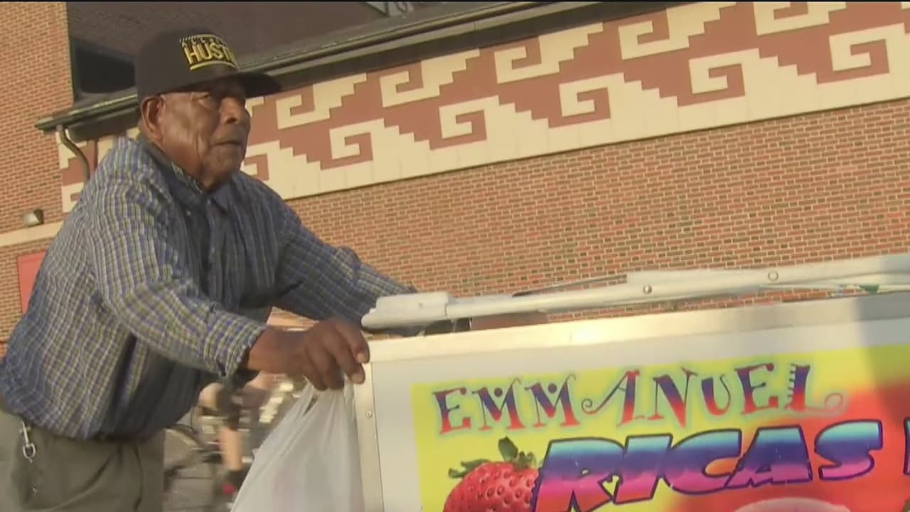 El abuelo hispano que recorre las calles de Chicago vendiendo paletas para poder subsistir
