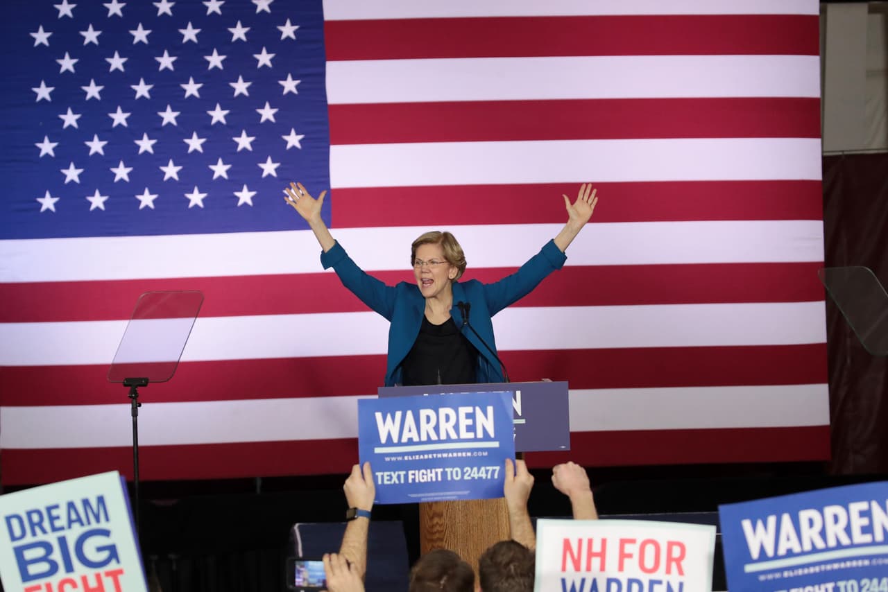 La senadora Elizabeth Warren habla a sus partidarios en New Hampshire.