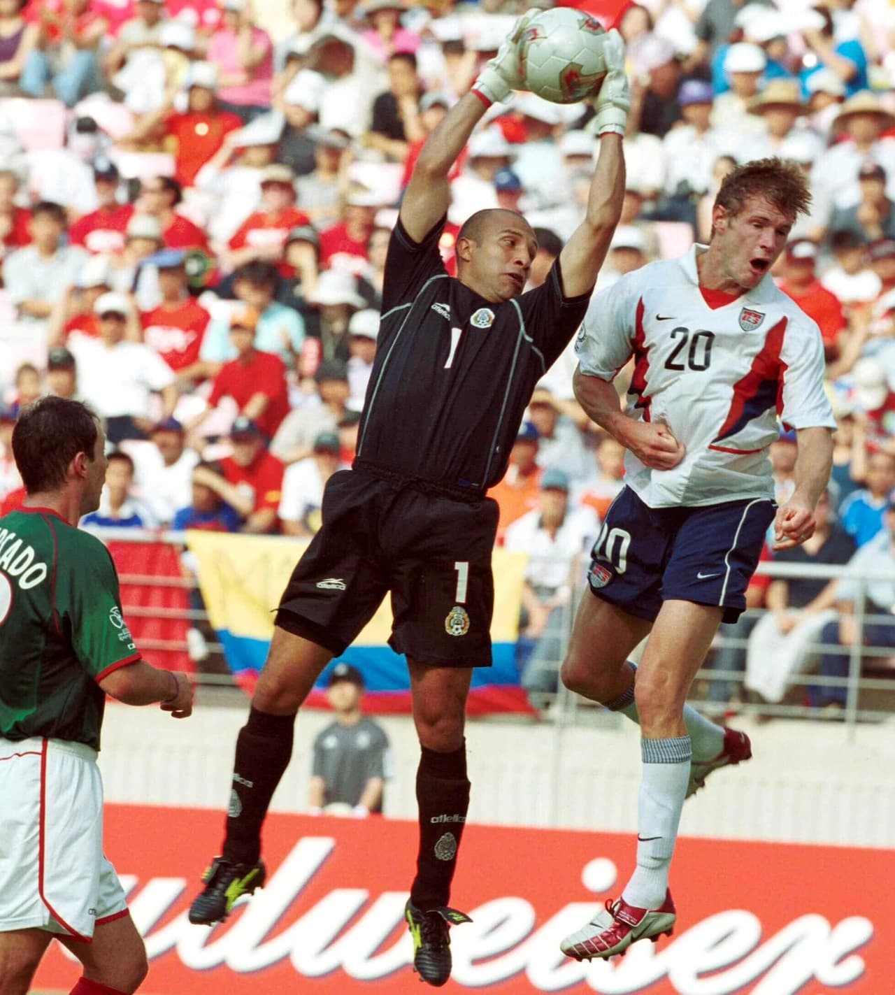 El Conejo repitió en el Mundial del 2002, pero en Corea- Japón sí fue dueño del arco en el torneo, que dejó en Octavos de Final al Tri, contra Estados Unidos.