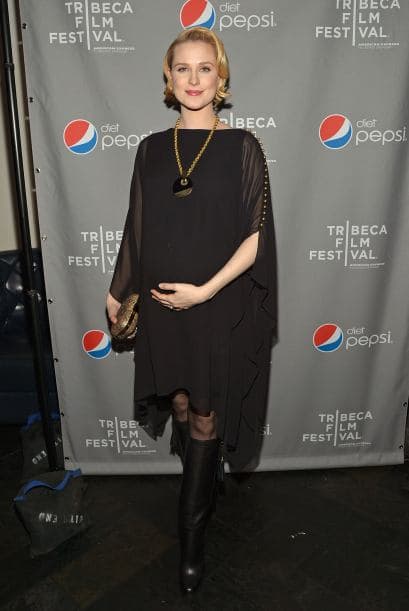 Los tacones te hacen ver sexy y en esta etapa de tu vida también te pueden acompañar, los expertos recomiendan usar tacones de máximo tres centímetros, pero es importante no abusar de ellos.