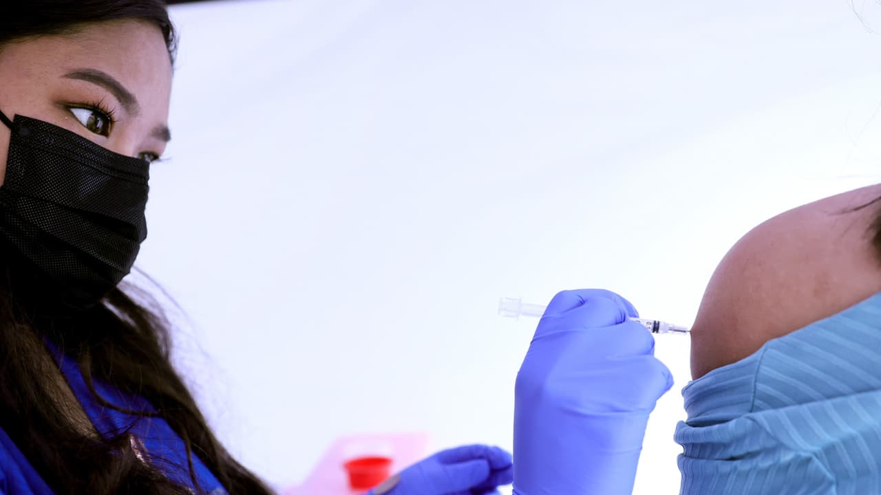 ¿Aún no te has vacunado contra el coronavirus? Estos son algunos lugares en Los Ángeles donde puedes acudir