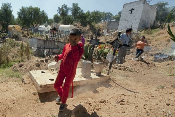 Los niños también participan en esta fiesta en los panteones.