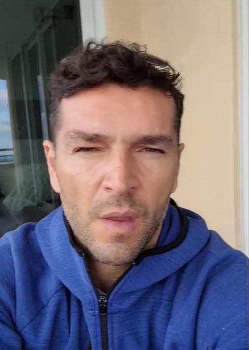 Por ese motivo, decidieron quedarse aislados en Miami y no viajar a México con el resto de la familia. "(En Vail) Renata, una de mis hijas, 
<b><a href="https://www.instagram.com/tv/B97q9FRlJx2/?utm_source=ig_embed" target="_blank">tuvo fiebre muy alta, con tos</a></b> y tomamos la decisión de no irnos a México para no contagiar a mis dos hijas que estaban en México, a mi mamá. Lo mejor era que no me fuera a México, que nos quedáramos en Miami para ver si alguno de nosotros tenía algún síntoma del virus", indicó el esposo de la también presentadora. 
<br>