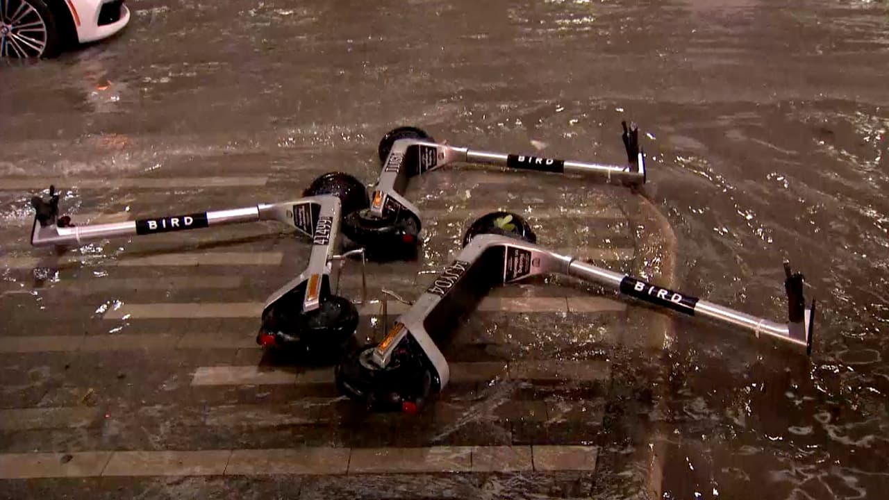 Las fuertes lluvias que se presentaron en Miami durante la tarde del martes generaron inundaciones en partes de Miami, como Brickell y el downtown.