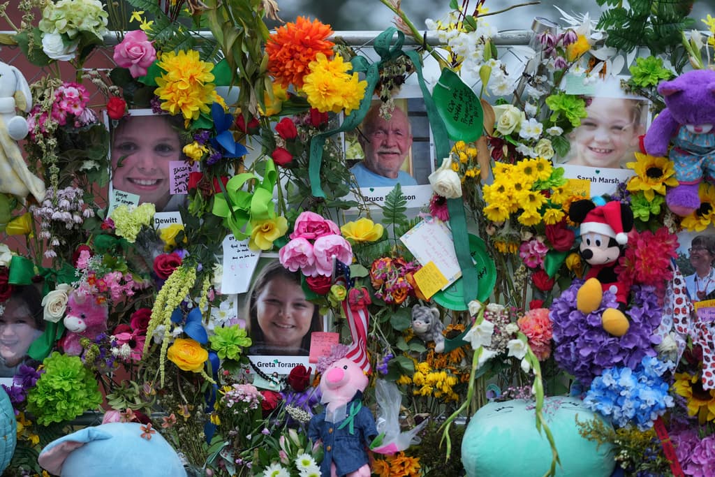 El tributo en memoria de los fallecidos cuenta con imágenes de personas, algunos 
<b><a href="https://www.univision.com/local/puerto-rico-wlii/muere-una-cuatro-puertorriquenos-desaparecidos-inundacion-rio-guadalupe-texas" target="_blank">turistas en la zona</a></b>, cuya ilusión era celebrar el 4 de julio en Hill Country, Texas.