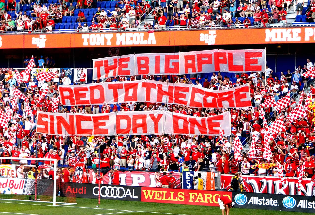 Los aficionados de los Red Bulls tiraron la primera pedrada a su vecino en una pancarta que decía, “La Gran Manzana. Roja hasta el corazón desde el primer día". Aun se espera la respuesta de los Cityzens