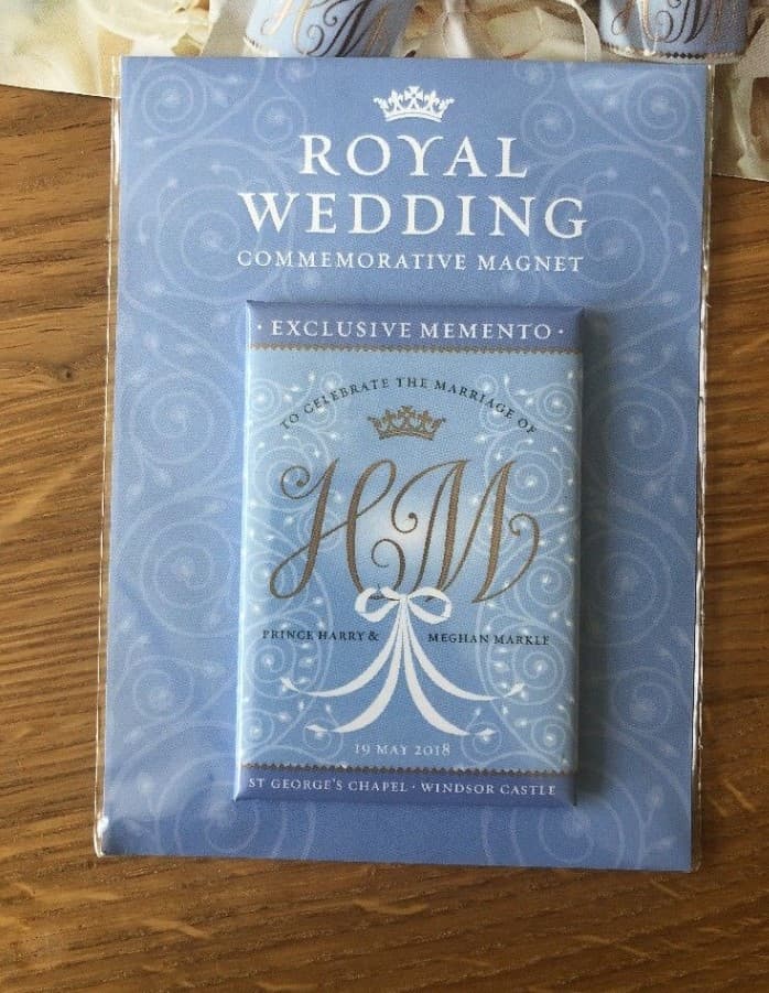 Dejando a un lado lo efímero del chocolate y las galletas, los invitados recibieron un pequeño imán o magneto para pegar en el refrigerador de su casa.