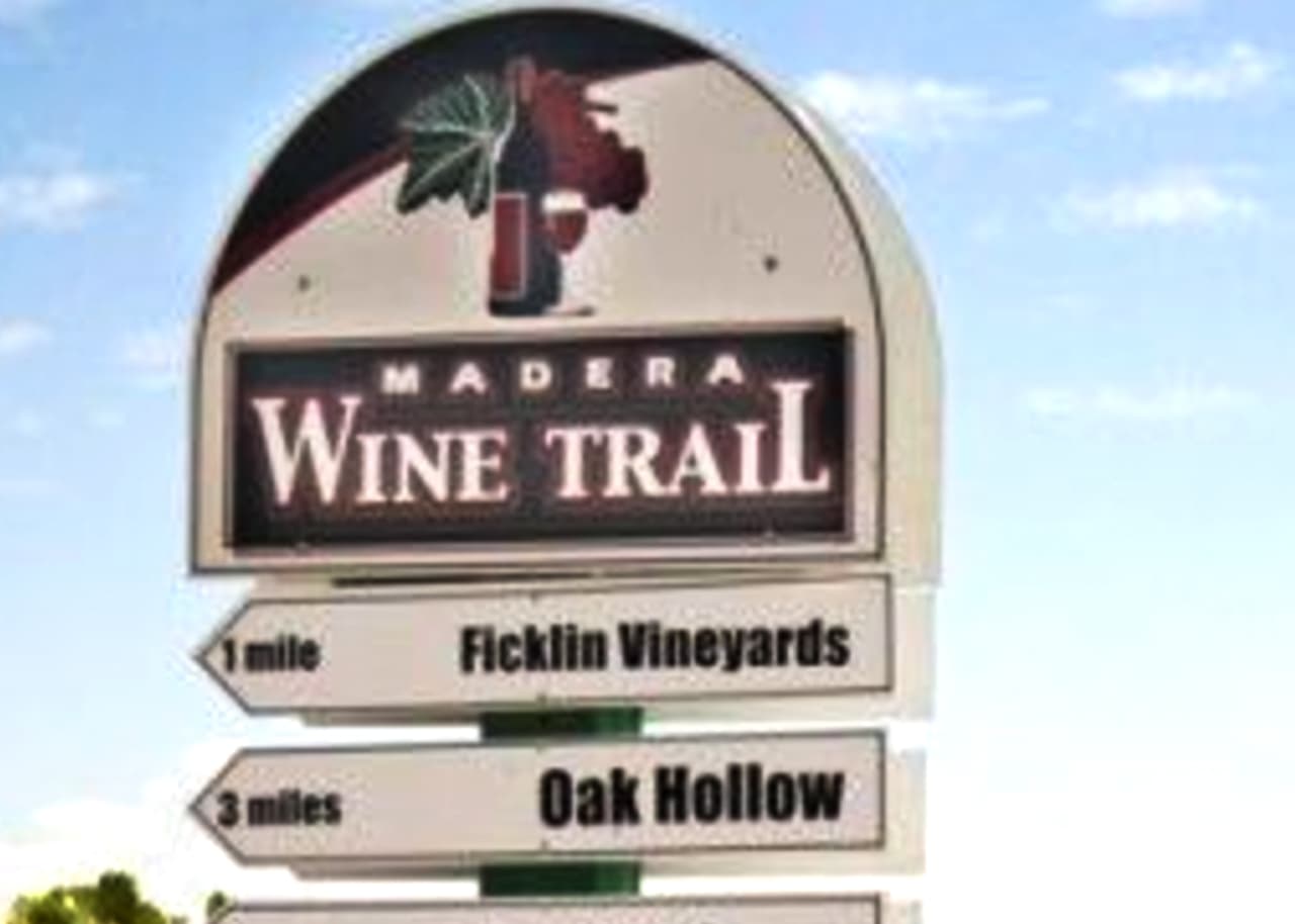 <b><a href="https://www.maderawinetrail.com/our-wineries" target="_blank">Madera Wine Trail </a></b>es un recorrido que se realiza a través de los viñedos ubicados en el condado de Madera. Se trata de un paseo que puede ser planificado por sí mismo. Hay que tener en cuenta que las compañías vineras
<b> ofrecen degustación de sus mejores reservas, eso sí pagando un fee de $5 o $10, según sea el caso.</b>
<br>
<a href="https://www.maderawinetrail.com/our-wineries" target="_blank">En este enlace una guía de dónde iniciar el recorrido.</a>