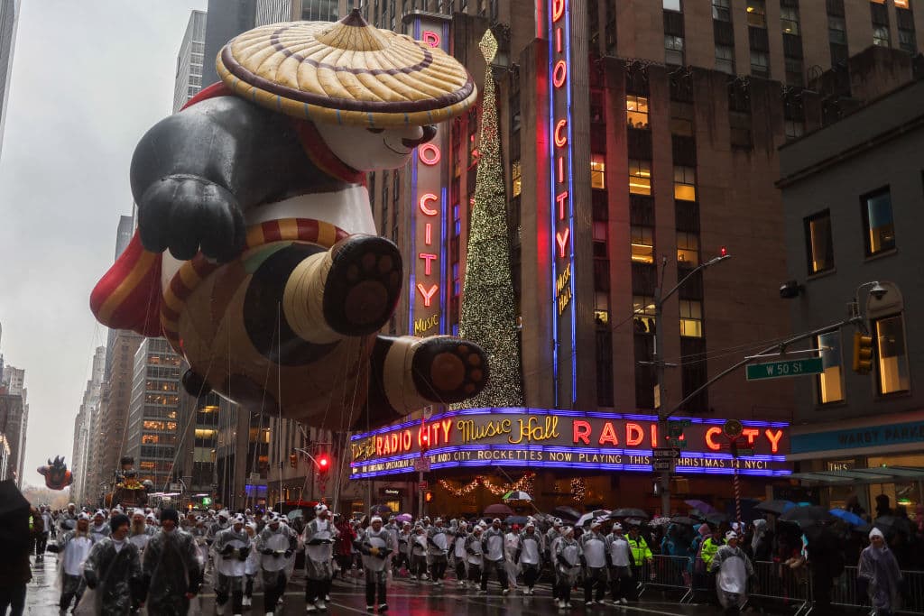 El inflable de la película de Kung Fu Panda también desfiló por la Sexta Avenida.
<br>