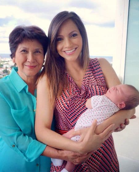 El 6 de agosto de 2014, Satcha agradeció a su mami por estar a su lado durante las primeras semanas de vida de Bruce.