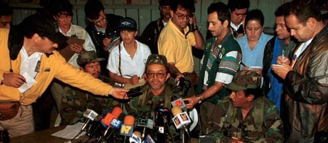 Rueda de prensa del excomandante de las FARC Raúl Reyes durante las negociaciones de paz con el gobierno de Andrés Pastrana Arango.
