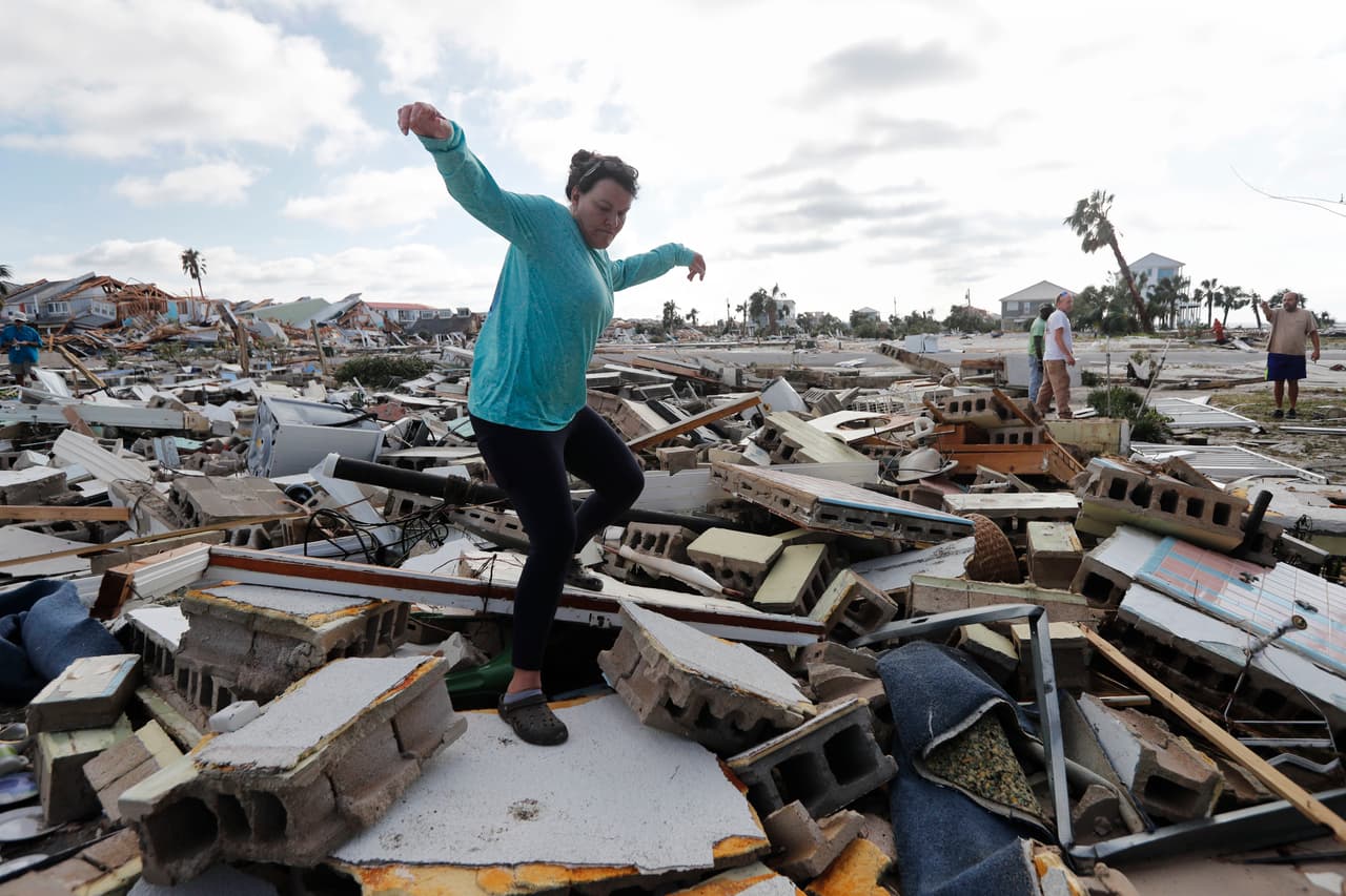 Mishelle McPherson busca en los escombros a una amiga que sospecha se quedó en su casa durante el huracán en México Beach. Este pueblo turístico, a unas 20 millas al este de Panama City, fue uno de los más afectados por Michael, sobre todo por las marejadas ciclónicas.