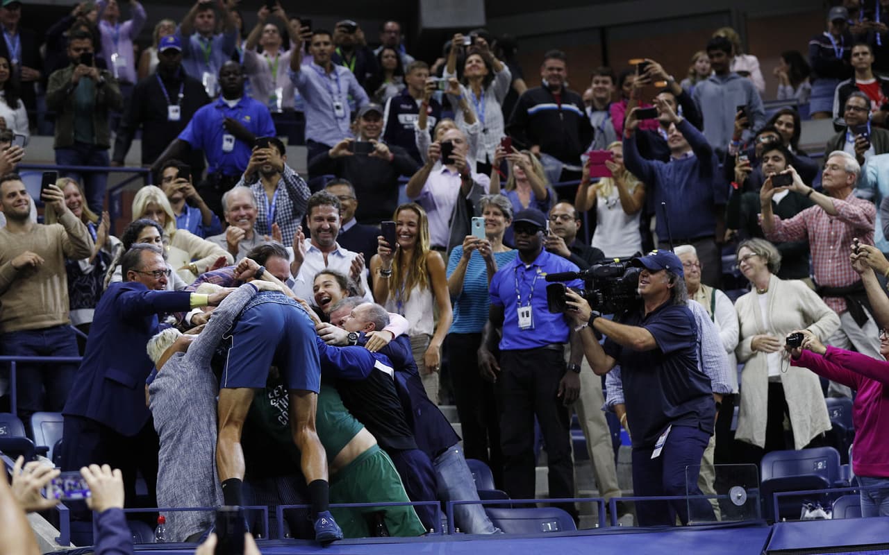 Djokovic se fundió en un abrazo gigante con todos sus seres queridos presentes en el escenario.