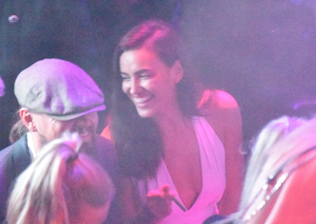 La súper modelo rusa y el actor disfrutaron toda la noche juntos.