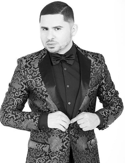 Larry le pidió al promotor que fuera a obtener el resto del dinero y mientras tanto retendrían al amigo como garantía del pago.