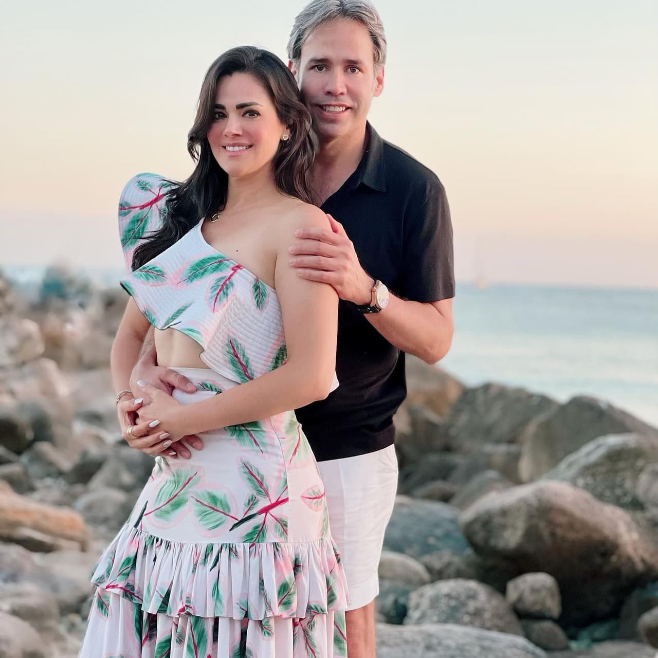 “Estoy muy agradecida con Berni, porque es un gran padre y formamos un equipo para guiar a nuestros hijos y verlos felices, ¡estamos muy orgullosos de ambos!, son maravillosos, aunque verlos crecer nos da melancolía”, le contó la actriz a TVNotas.