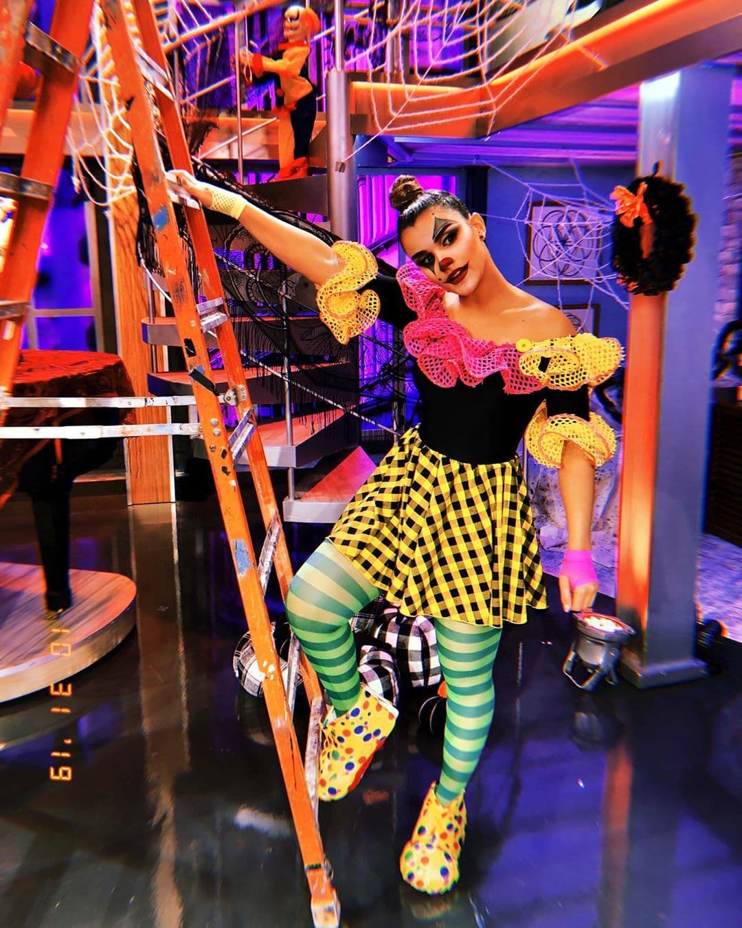 Clarissa Molina lució un colorido disfraz de payasita con su propio estilo.