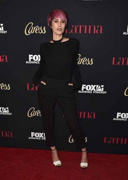 Todo por subir un cover de una canción de Amy Winehouse en su página de MySpace. Entre otros.