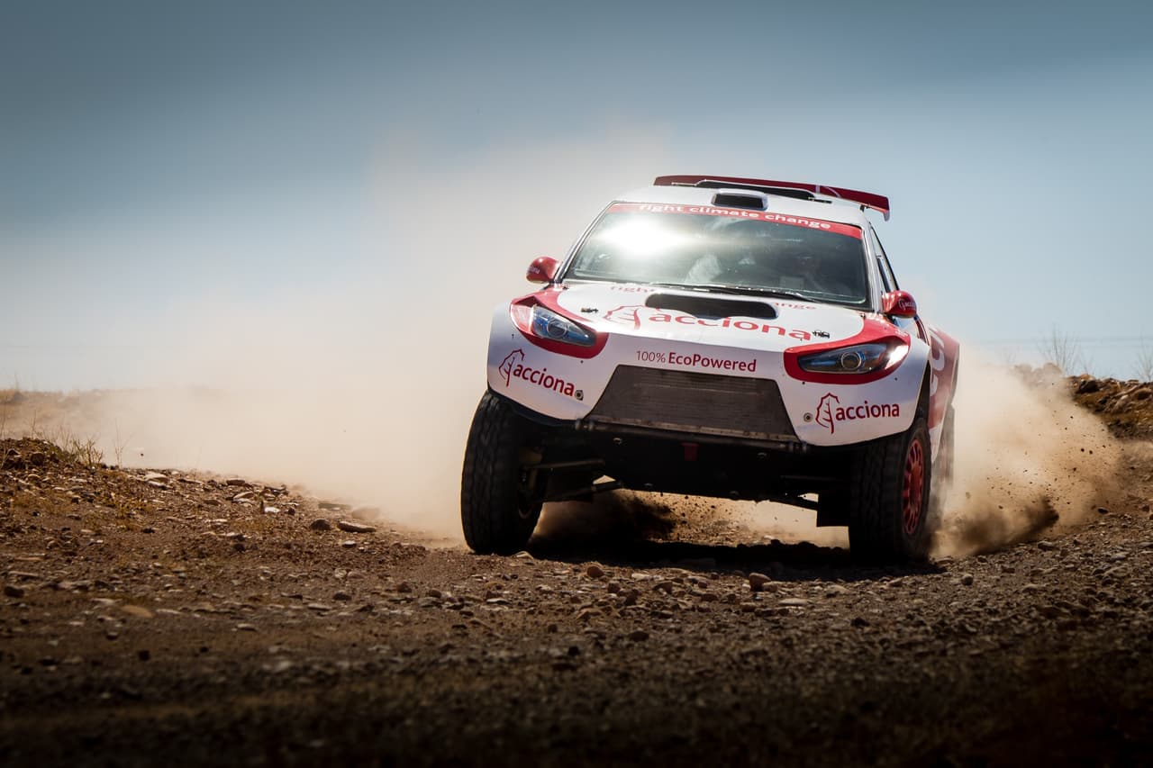 El
<b>Dakar</b>
<b>2017</b> tendrá 316 vehículos en competencia desde este 2 de enero, solo uno de ellos será
<b>un</b>
<b>auto</b>
<b>eléctrico</b>: se trata del
<b>Acciona</b>
<b>100%</b>
<b>EcoPowered</b>.