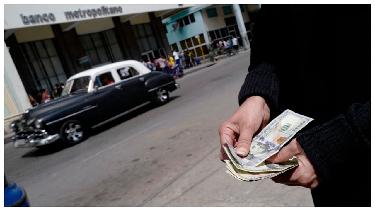 Gobierno cubano anuncia un nuevo régimen cambiario y la dolarización parcial de su economía 
