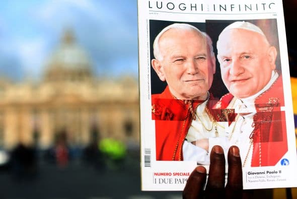 Miles de fieles se congregaron el domingo 27 de abril en el Vaticano para asistir a la ceremonia de canonización de los papas Juan XXIII y Juan Pablo II.