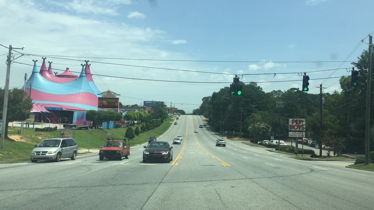 Las comunidades inmigrantes de Georgia vivieron entre los rumores y el miedo el inicio de lo que según el gobierno federal serán varios días de operativos para poner bajo custodia y deportar a indocumentados. En horas de la tarde de este domingo, tanto grupos activistas como Inmigración no habían confirmado detenciones en la región. Al norte de Atlanta, más de 70 personas se reunieron desde muy temprano en la sede de la organización Alianza Latina de Georgia por los Derechos Humanos (GLAHR), desde donde se formaron una decena de grupos que salieron a verificar si agentes del Servicio de Inmigración y Control de Aduanas de los Estados Unidos (ICE) estaban en los vecindarios arrestando a personas.
