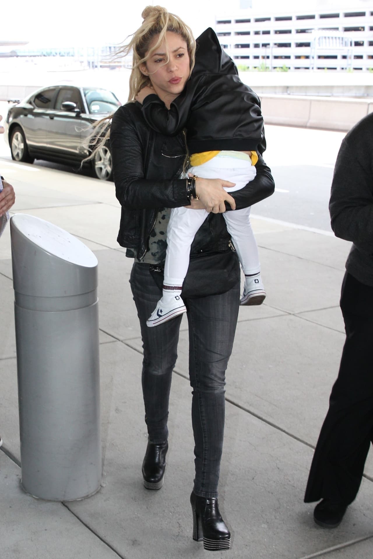 Al llegar al aeropuerto, los esperaban fans y periodistas.