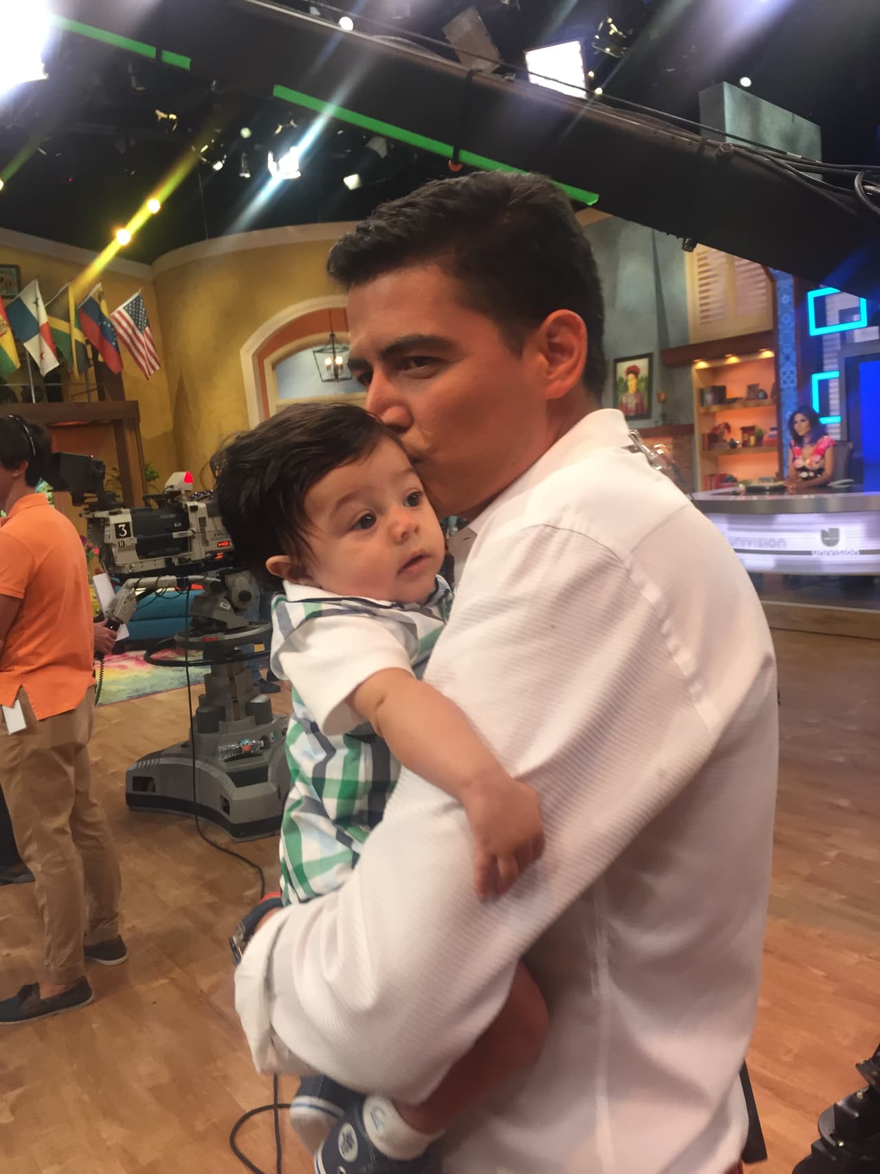 Joshua es un nene muy bien portado y así hace sus pininos como presentador de reportajes.