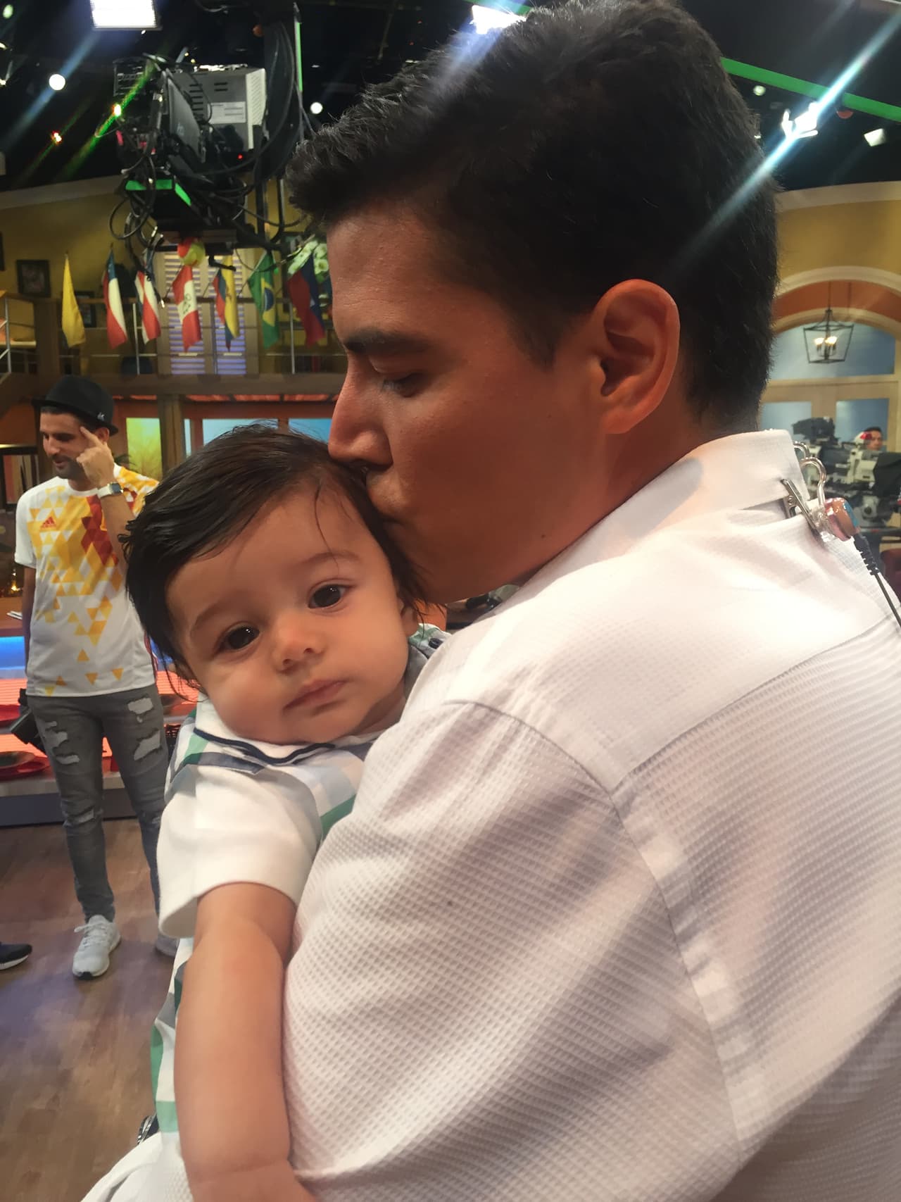 Baby Joshua es sencillamente adorable y las cámaras ya son sus mejores amigas.