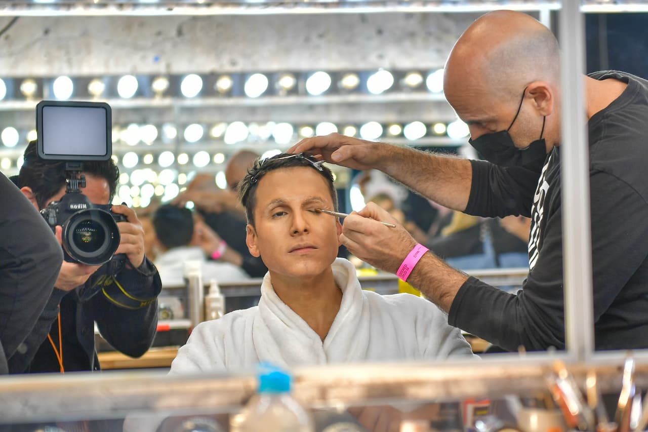 <b>Chrisitan Daniel</b> estuvo varias horas con el equipo de caracterización para lograr 
<b><u><a href="https://www.univision.com/shows/tu-cara-me-suena/christian-daniel-pone-de-pie-a-charytin-tras-verlo-como-ricardo-montaner-en-tu-cara-me-suena-2022-video" target="_blank">verse como Ricardo Montaner</a></u></b>.