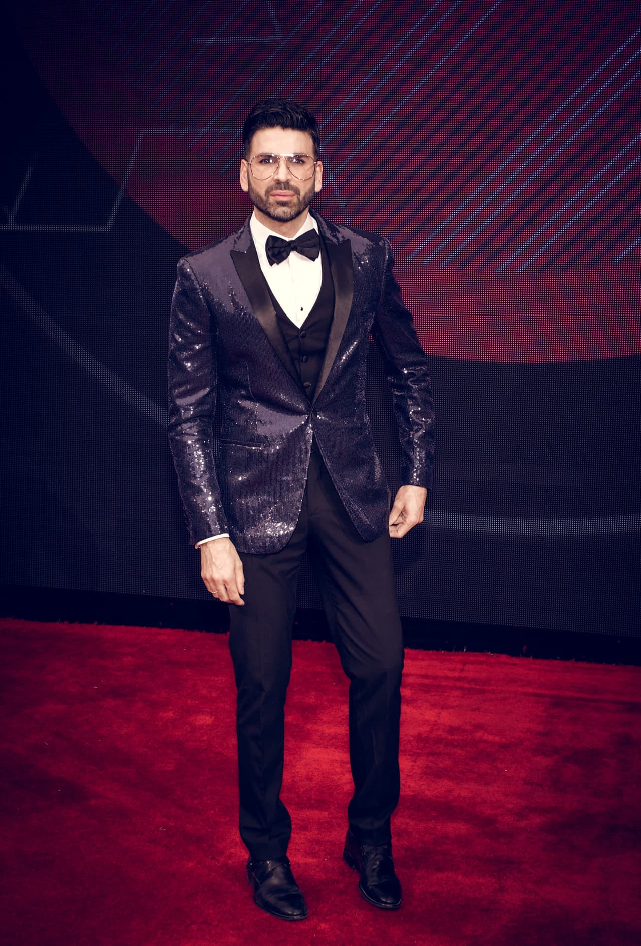 Para la ocasión Jomari eligió un traje llamativo y elegante.