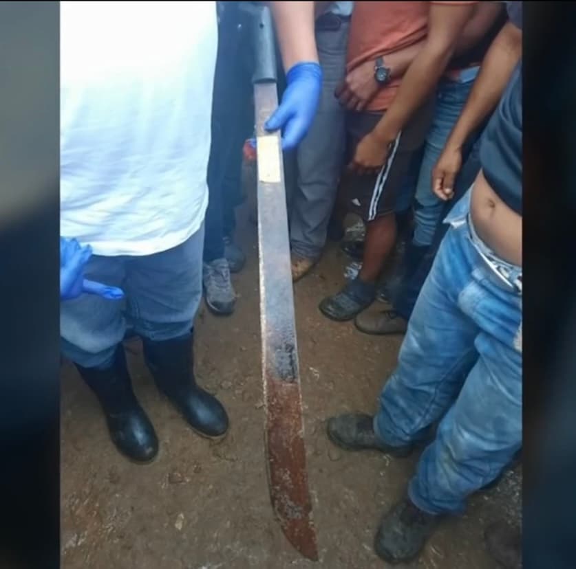 Lejos de escuchar los reclamos reiterados de la comunidad, quienes expulsaron de la zona a los familiares de la mujer que fue sorpendida con el cuchillo ensangrentado,
<b>la jueza escuchó con cuidado los alegatos de Yat y decidió dejarla en libertad al estar de acuerdo con su versión. </b>