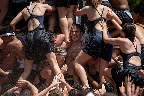 La tradición anual marca el final del primer año de los cadetes de la Academia Naval de EEUU, el principal campo de entrenamiento del país para oficiales de la Marina y del Cuerpo de Marines.