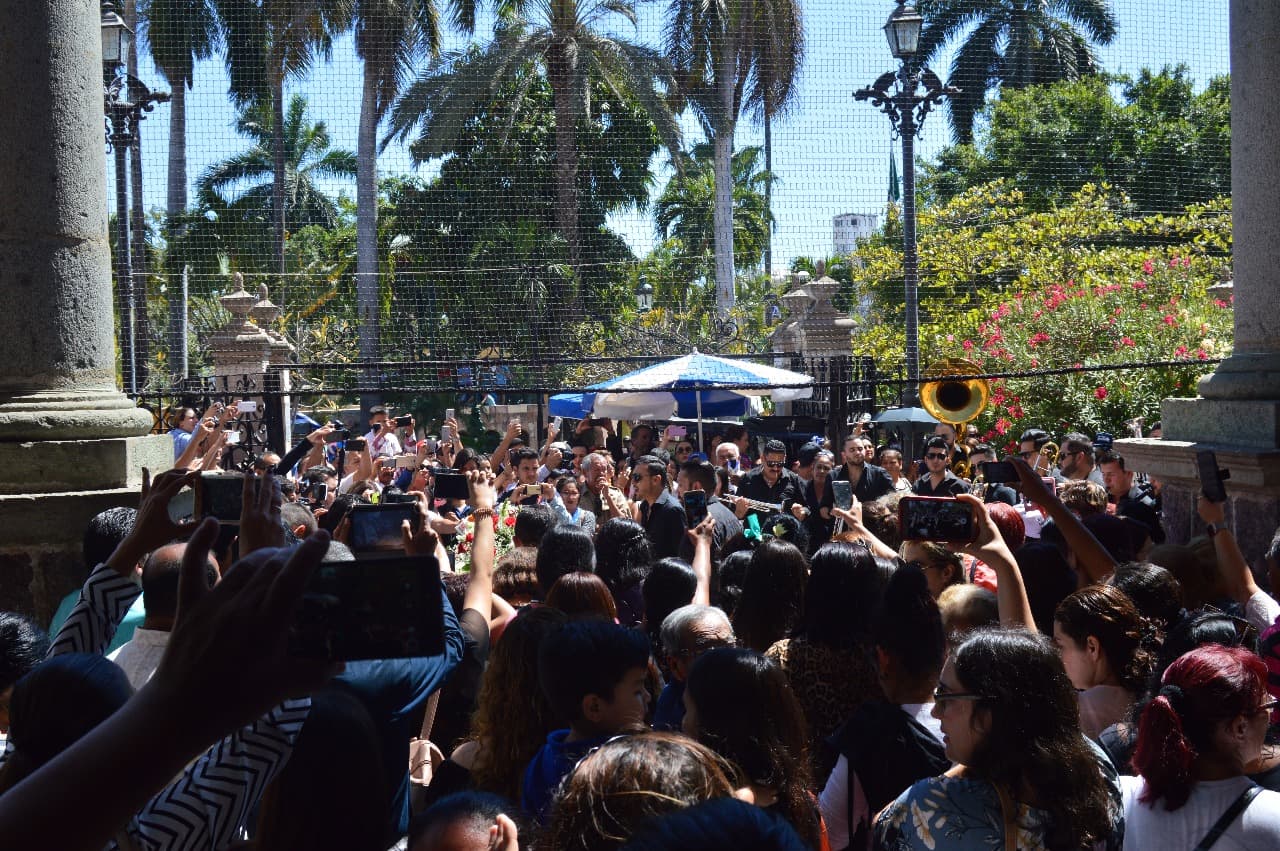 Decenas de personas siguieron el cortejo fúnebre hasta el panteón donde se le daría un último adiós.